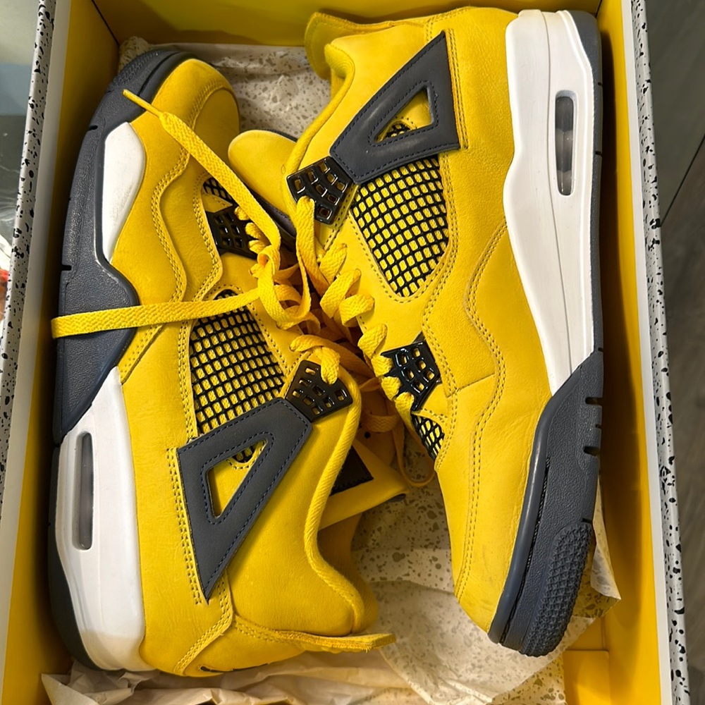 Jordan 4 retro lightning size 10.5
